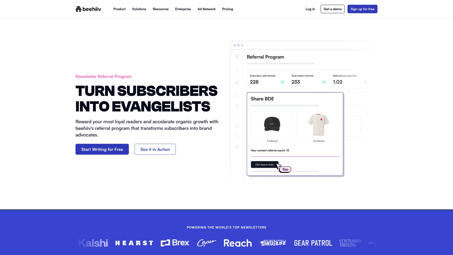 صفحة برنامج الإحالة في beehiiv تعرض مستويات المكافآت وإحالات المشتركين