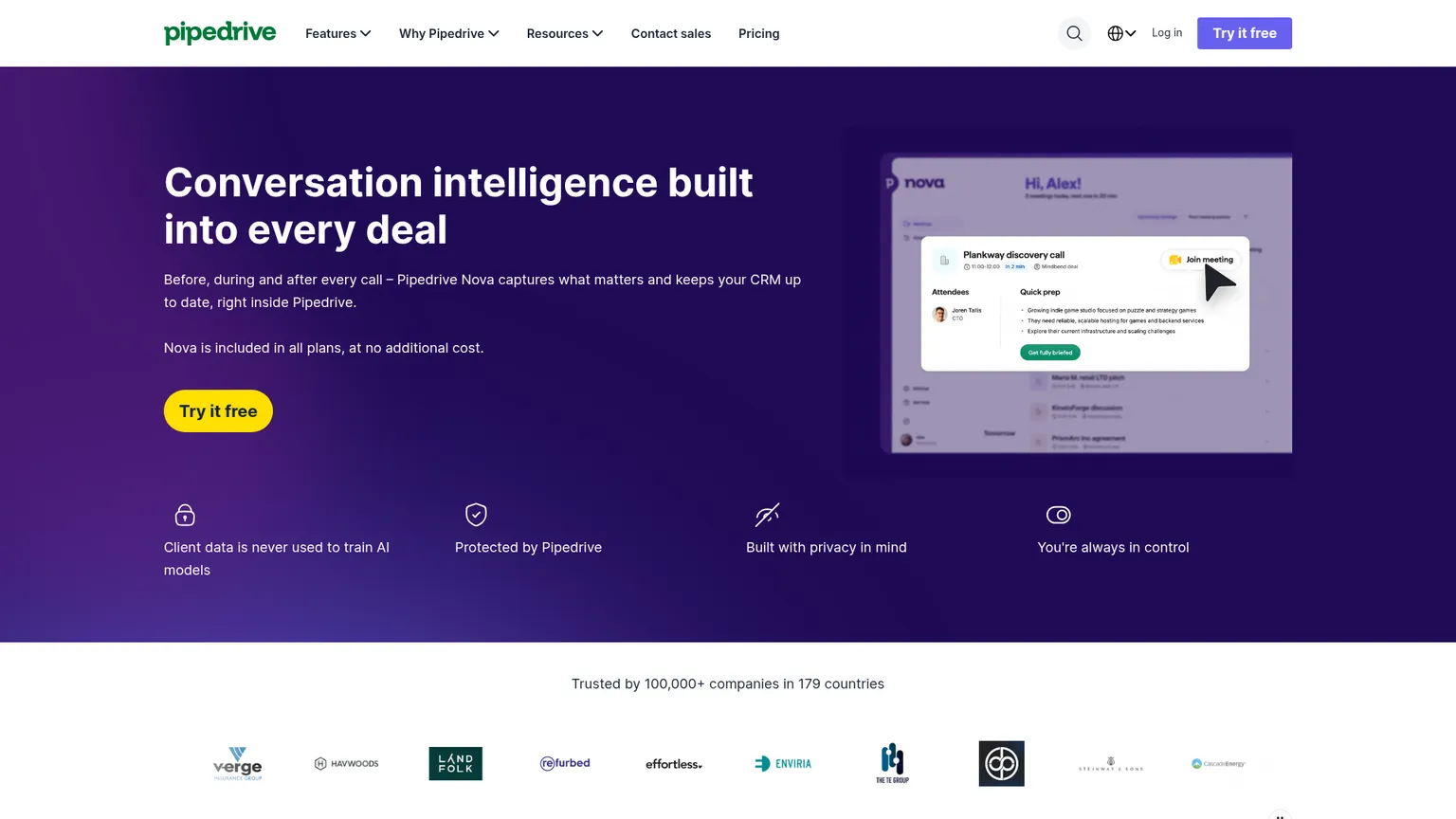La pagina prodotto di Pipedrive Nova mostra schede preparatorie per le riunioni, trascrizioni e aggiornamenti del CRM suggeriti da verificare.