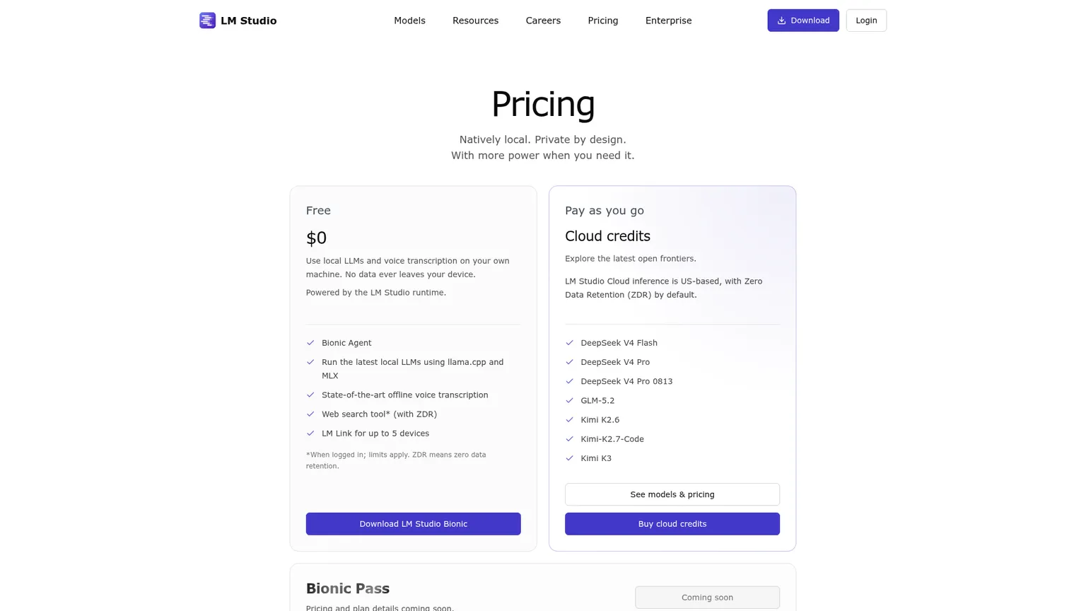 Página de precios de LM Studio con uso local gratuito y créditos de pago por uso para la nube