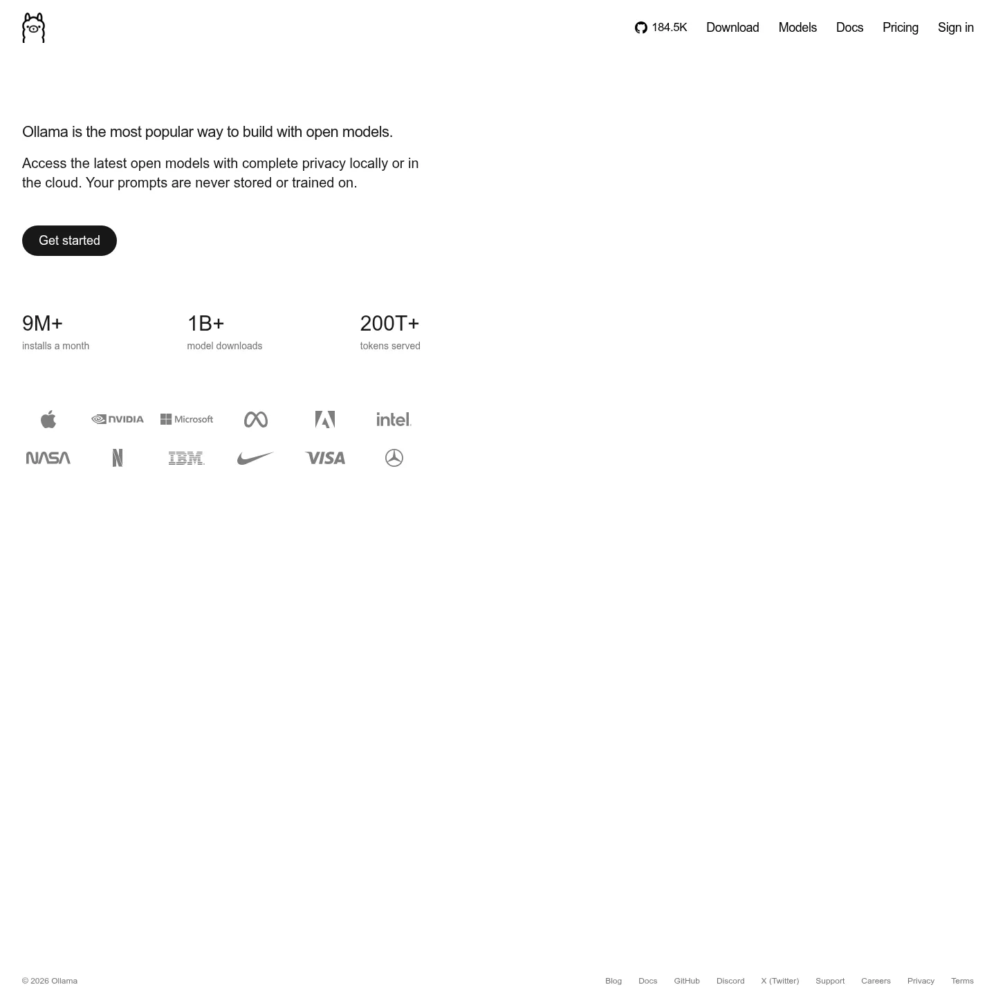 Sitio web de Ollama con su aplicación y su herramienta para ejecutar modelos.