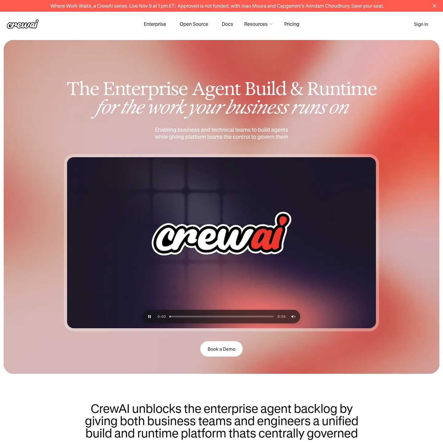 Página del fabricante de CrewAI que describe su plataforma para crear y ejecutar agentes